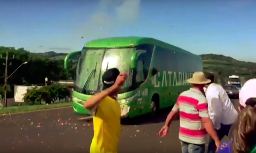 Fanit kivittivät Brasilian bussia, kun joukkue palasi takaisin kotiin Venäjän MM-turnauksesta.