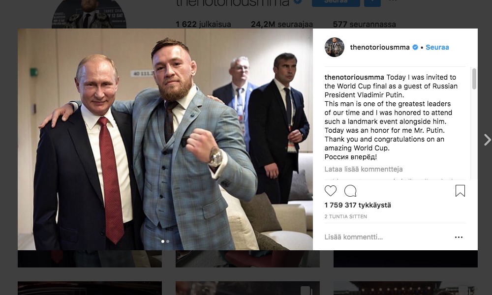 Conor McGregor poseerasi maireana Putinin rinnalla.
