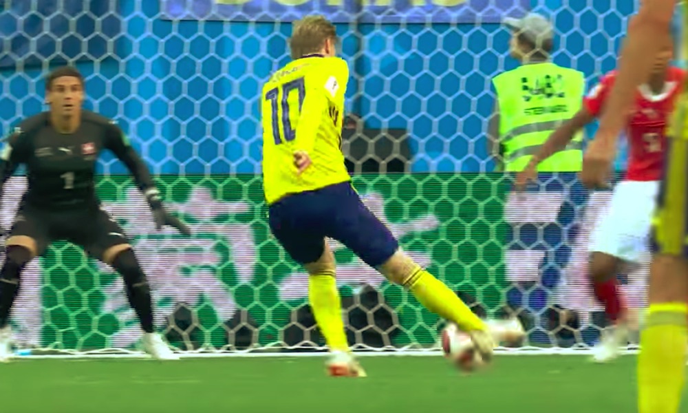 Ruotsin menestys jalkapallon MM-kisoissa on käynyt toimittaja Jonas Dahlquistille kalliiksi.