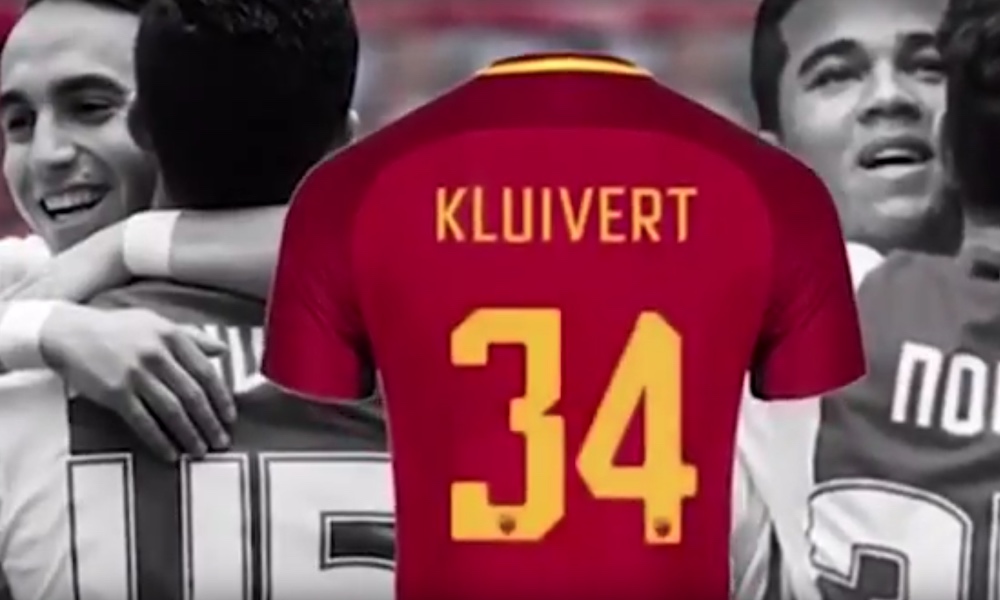 Justin Kluivertilta nähtiin upea ele, kun hän valitsi pelinumeronsa kentälle tuupertuneen Appie Noukirin kunniaksi.