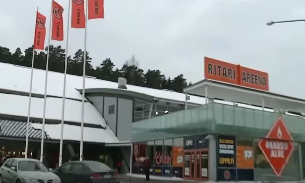HPK istutti mustat jäämainokset B-pisteiden kohtaan ja kysymys kuuluu: miten ihmeessä maalivahdit voivat nähdä kiekot?