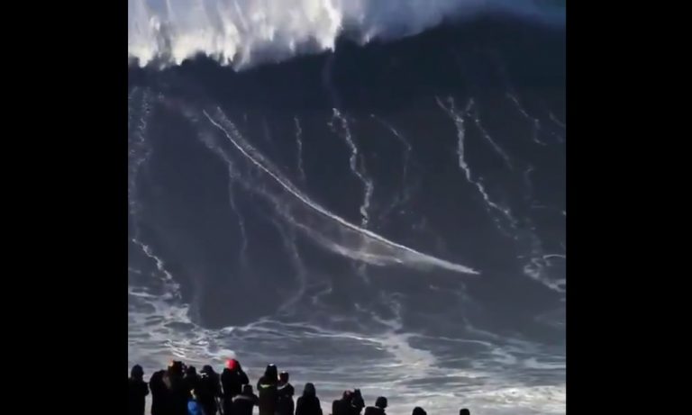 Rodrigo Koxa surffaa 24-metrinen aalto perässään.