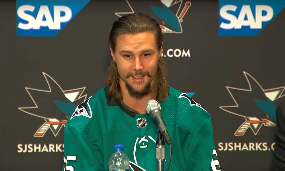 Brent Burns kuittaili Erik Karlssonille tämän vaatetuksesta.