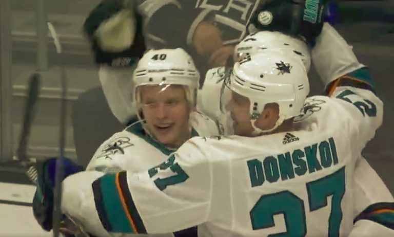 Antti Suomelalta ja Joonas Donskoilta komea alustus - Suomelalle NHL-uran ensimmäinen tehopiste.