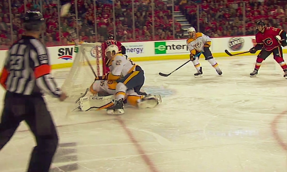 Pekka Rinne loukkaantui ottelussa Calgary Flamesia vastaan, kun joukkuekaveri Kevin Fiala törmäsi suomalaisvahtiin.