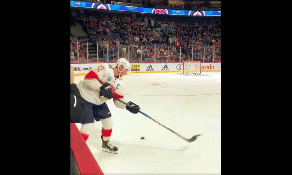 Aleksander Barkov lähetti lättysyötön Patrik Laineelle Florida Panthersin ja Winnipeg Jetsin lämmittelyissä.