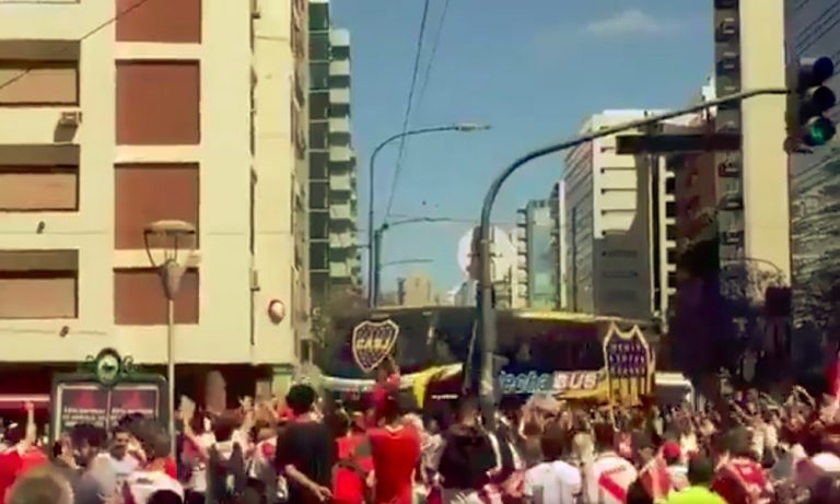 River Plate-fanit hyökkäsivät Bocan bussin kimppuun ja lopulta finaali jouduttiin siirtämään seuraavalle päivälle.