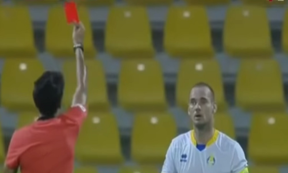 Wesley Sneijder sai punaisen ja raivostui täysin Qatarin liigan ottelussa, iskettyään ensiksi kaksi maalia.