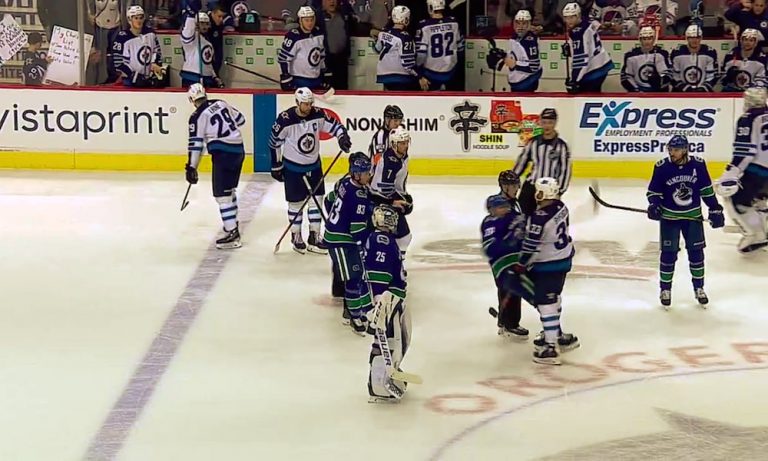 Patrik Laine nahisteli Antoine Rousselin kanssa - Vancouver-pelaaja sai tuta Dustin Byfuglienin voiman, tai oikeammin sanottuna painon.
