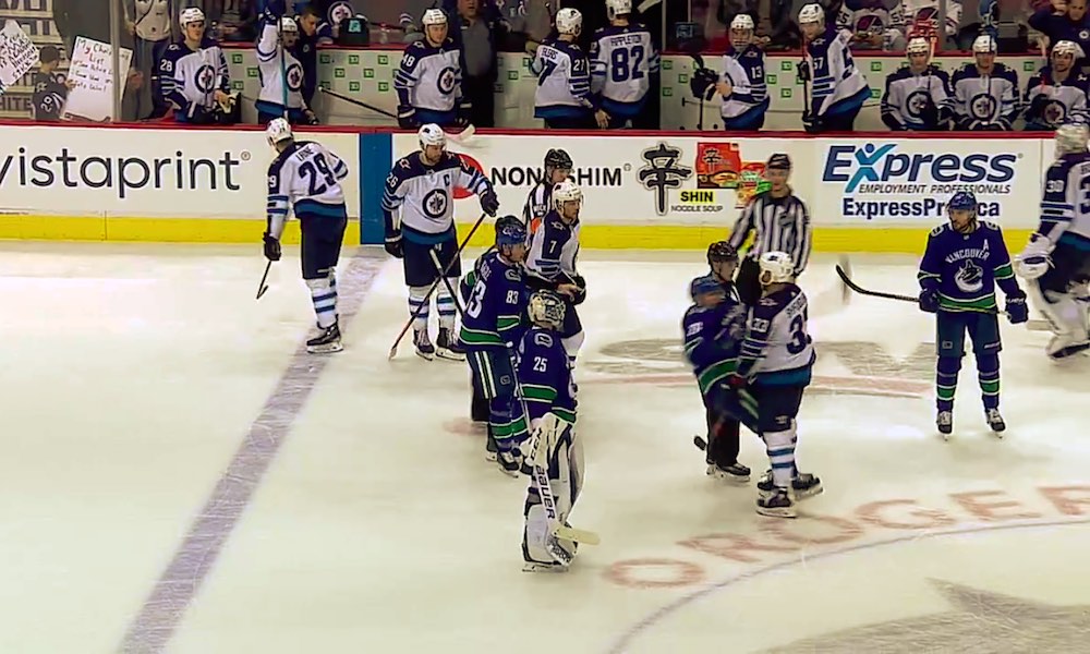 Patrik Laine nahisteli Antoine Rousselin kanssa - Vancouver-pelaaja sai tuta Dustin Byfuglienin voiman, tai oikeammin sanottuna painon.