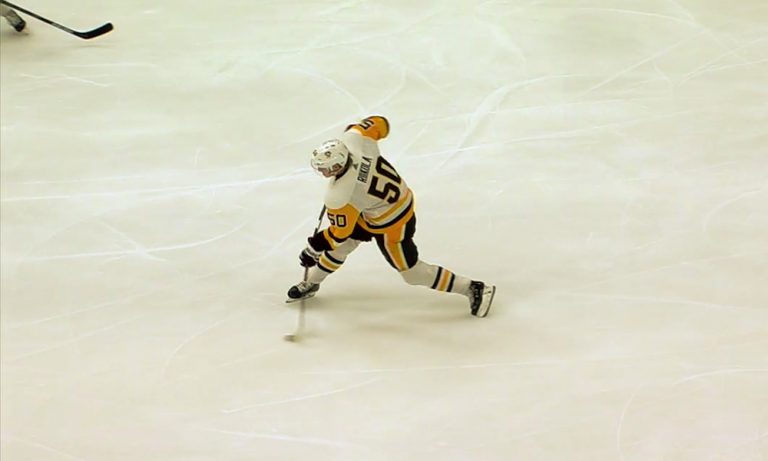 Pittsburgh Penguinsin Juuso Riikola iski NHL-uransa ensimmäisen maalin St. Louis Bluesin verkkoon.