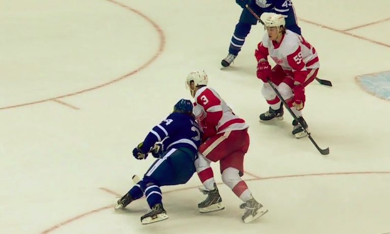 Toronto Maple Leafsin Kasperi Kapanen iski voittomaalin kaatuessaan ottelussa Detroit Red Wingsiä vastaan.