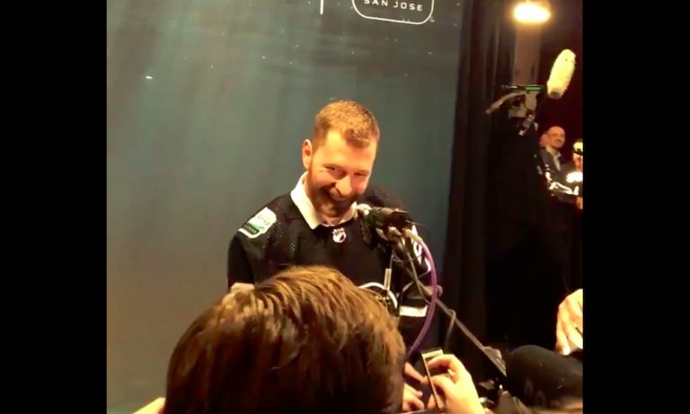 Giroux koijasi Timosta, joka haastatteli Flyers-kapteenia San Josen All Star -tapahtumassa.