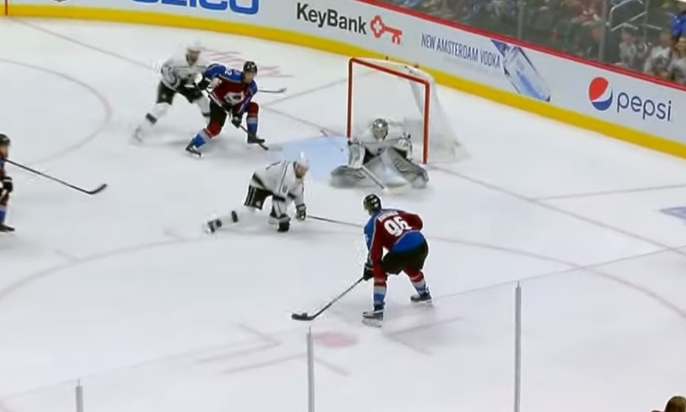 Colorado Avalanche murskasi Los Angeles Kingsin kakkos erässä.