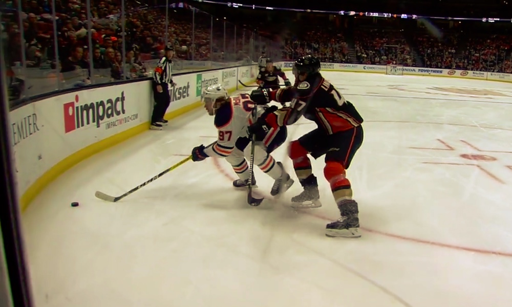 Connor McDavid töötättiin rumasti laitaan Anaheim Ducksin Hampus Lindholmin toimesta, eikä tilanteesta tuomittu edes jäähyä.
