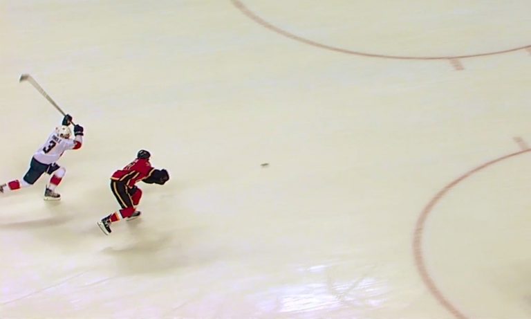 Florida Panthersin Keith Yandlelta karmaiseva viikate Calgary Flamesin Sean Monahanin käsille.
