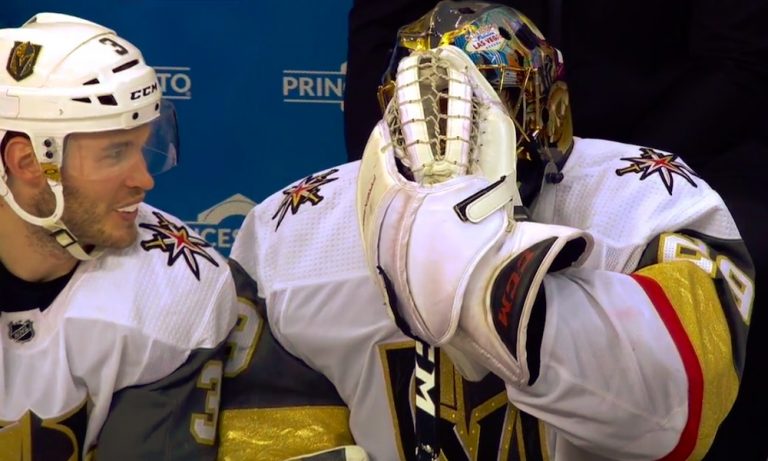 Marc-Andre Fleury yritti huijata kasaamalla lunta tyhjäksi jättämänsä maalin edustalle, mutta tuomarit huomasivat tämän.