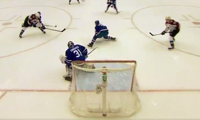 Taskuvaras Mikko Rantanen iski, nappasi kiekon Nazem Kadrilta ja iski Frederik Andersenin selän taakse.