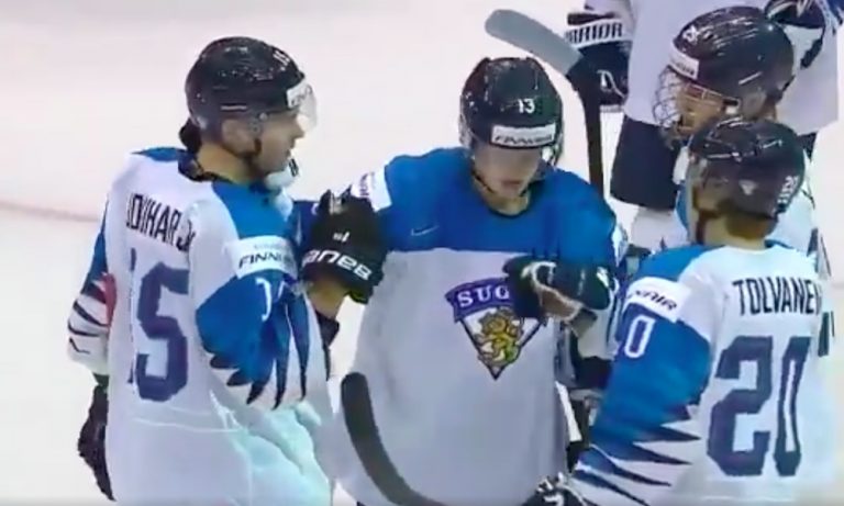 Nuoret Leijonat takoi 4 maalia alle kahdeksaan minuuttiin Sveitsi-välierässä, alle 20-vuotiaiden MM-kisoissa.