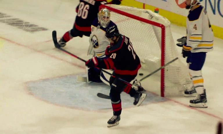Sebastian Aho iski kaksi maalia Buffalo Sabresia vastaan.