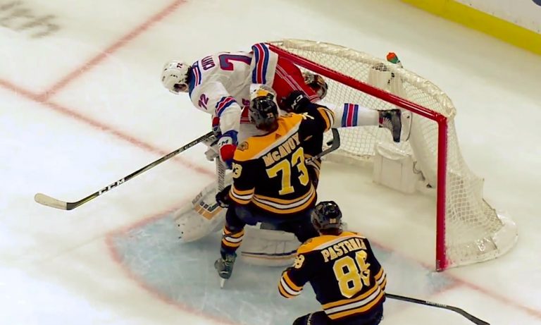 Tuukka Rask loukkaantui pahannäköisesti ottelussa New York Rangersia vastaan ja kärsi aivotärähdyksen.