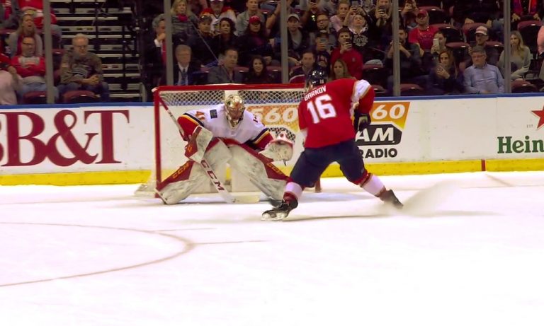 Aleksander Barkov antoi käsiensä puhua, kun hän oli ratkaisemassa Florida Panthersille voittolaukauskilpailuvoittoa Calgary Flamesista.