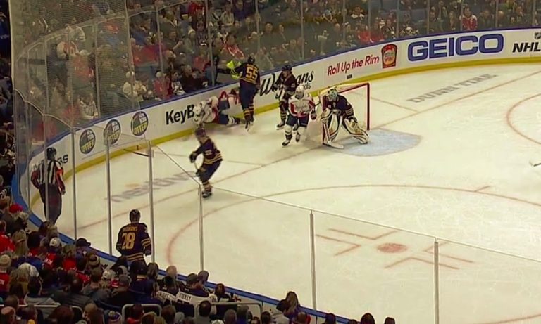 Rasmus Ristolainen veti Ovechkinin täysin levyksi vastataklauksellaan.