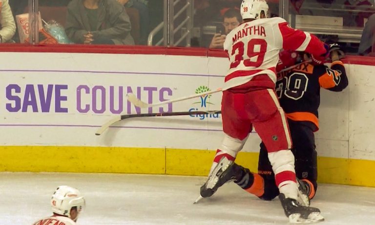Claude Giroux joutui Anthony Manthan törkeän poikittaisen uhriksi.