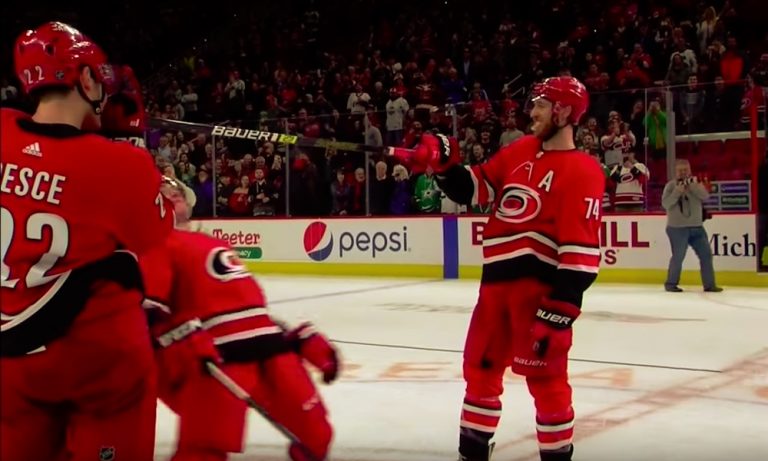Don Cherry haukkui Carolinan pelaajat ääliöiksi - Hurricanes teetätti täydellisenä kuittina t-paidat.