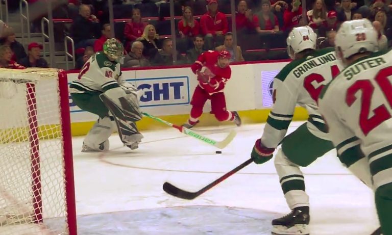 Mikael Granlund pelasti torjunnallaan maalin ja Devan Dubnykin, ottelussa Detroit Red Wingsiä vastaan.