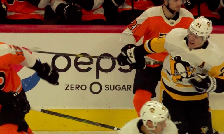 Evgeni Malkinilla pimeni totaalisesti paikallisottelussa Philadelphia Flyersia vastaan, kun hän yritti lyödä viikateiskulla Michael Rafflia päähän.