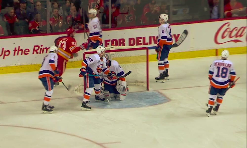 New York Islandersin Leo Komarov teki oman maalin Calgary Flamesia vastaan.