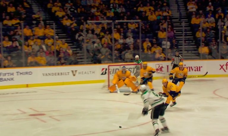 Miro Heiskanen teki maalillaan seurahistoriaa, kun hän iski kiekon Nashville Predatorsin Juuse Saroksen selän taakse.