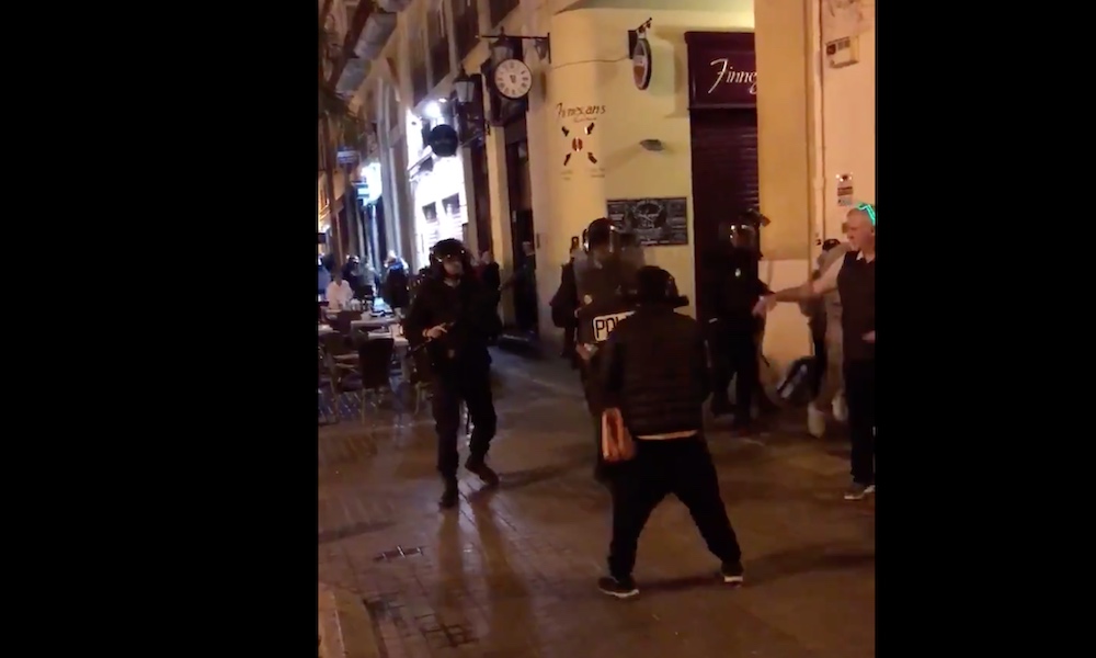 Espanjan poliisit hyökkäsivät Celtic-fanien päälle pamput ojossa.