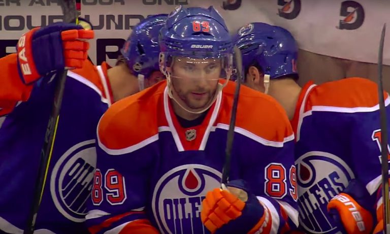 Edmonton hankki Sam Gagnerin, joka palaa seuraan vajaan viiden vuoden tauon jälkeen. Vancouver Canucks sai vaihtokaupassa Ryan Spoonerin.