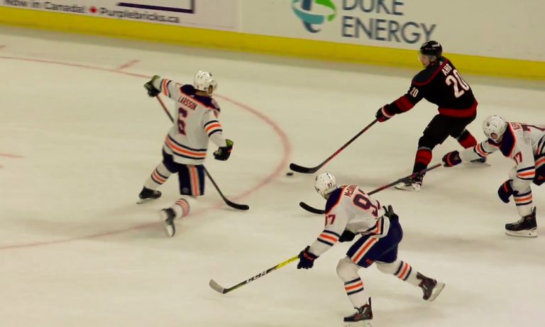 Sebastian Aho rikkoi henkilökohtaisen piste-ennätyksensä ottelussa Edmonton Oilersia vastaan!