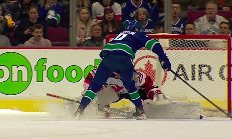 Elias Pettersson teki rankkarissa "peterforsbergit", ottelussa New Jersey Devilsiä vastaan.