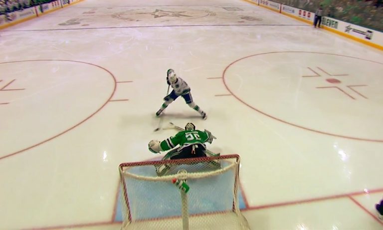 Dallas Stars -vahti Anton Khudobin heitti mailansa rankkarissa, kesken Elias Petterssonin yrityksen, mutta jostain ihmeen syystä tilanteesta ei tuomittu automaattista maalia.