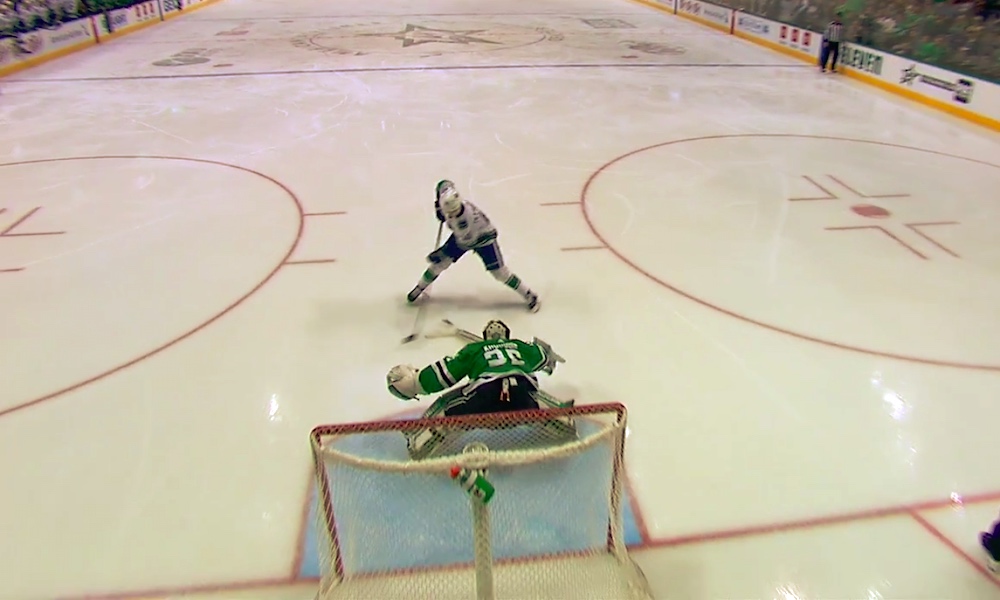 Dallas Stars -vahti Anton Khudobin heitti mailansa rankkarissa, kesken Elias Petterssonin yrityksen, mutta jostain ihmeen syystä tilanteesta ei tuomittu automaattista maalia.