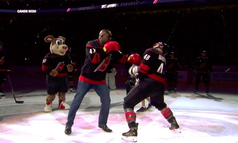 Evander Holyfield tyrmäsi Carolina-pelurin, Jordan Martinookin, kun Carolina Hurricanes toi entisen raskaan sarjan maailmanmestarin voitonjuhliinsa.