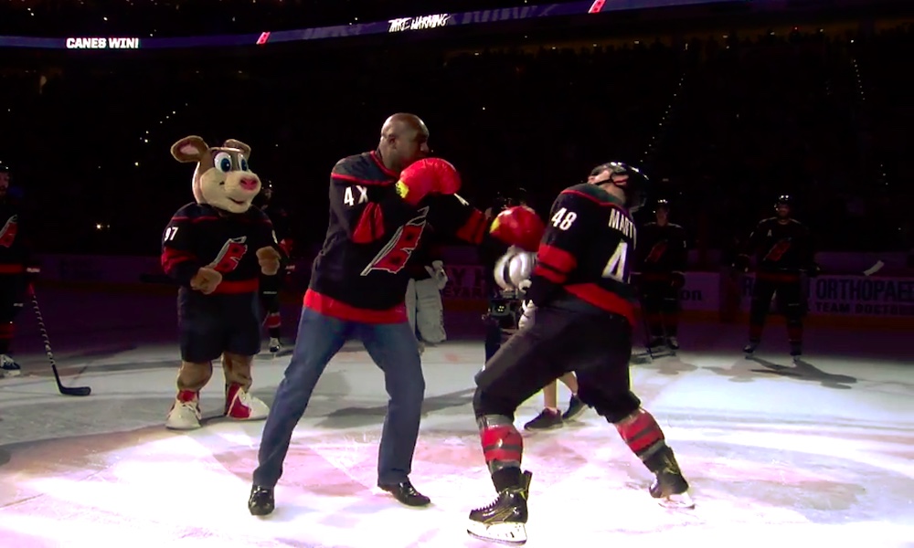 Evander Holyfield tyrmäsi Carolina-pelurin, Jordan Martinookin, kun Carolina Hurricanes toi entisen raskaan sarjan maailmanmestarin voitonjuhliinsa.