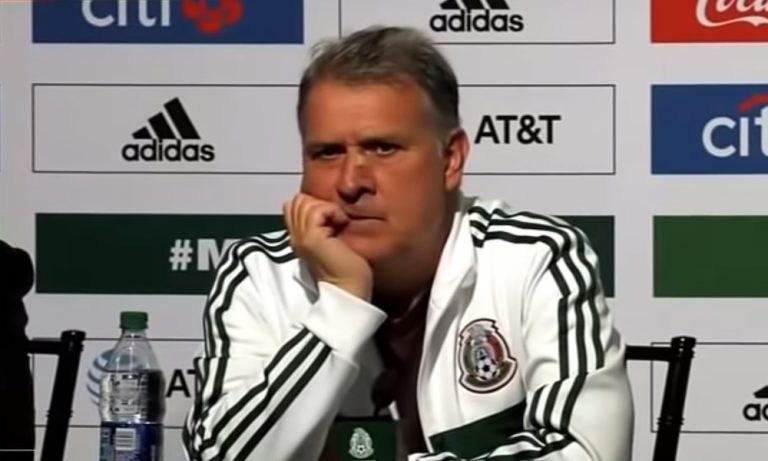 Paraguayn valmentaja tirvaisi pallolla Meksikon valmentaa päähän keskiviikkona, kun joukkueet pelasivat ystävyysottelua Meksikon isännöimänä.