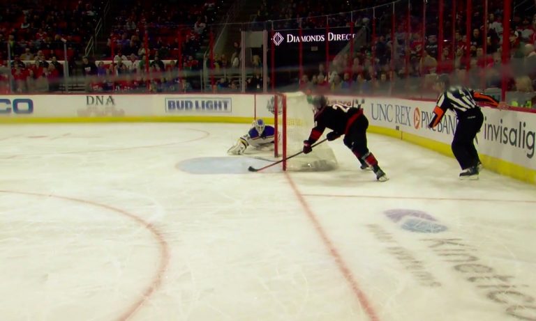 Sebastian Aho teki NHL-uransa helpoimman maalin St. Louis Bluesin Jake Allenin hölmöilyn myötä.