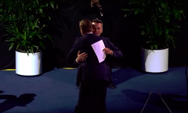 Martin St. Louis onnitteli Stamkosia, joka nousi Tampa Bay Lightningin kaikkien aikojen parhaaksi maalintekijäksi, varsin humoristisella tavalla.