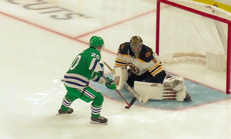 Sebastian Aho iski kahdesti Boston Bruinsia vastaan ja sivusi omaa yhden kauden maaliennätystään.
