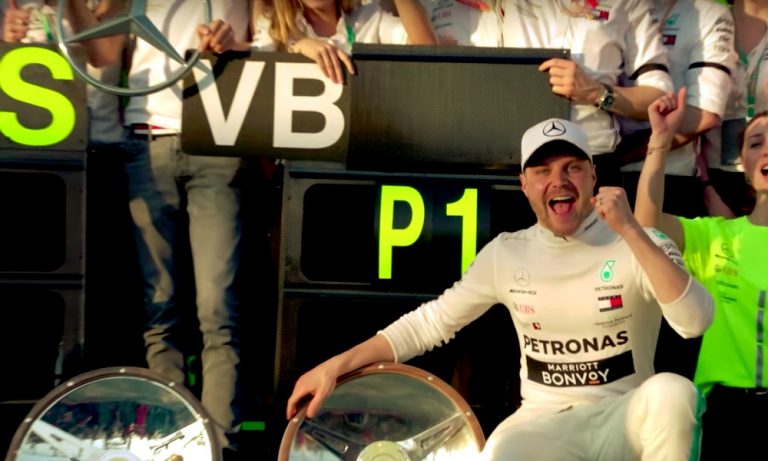 Valtteri Bottas johtaa edelleen MM-sarjaa kauden 2019 osalta, mutta vain pisteen erolla Lewis Hamiltoniin.
