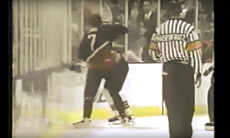 Nuori Zdeno Chara mätki Tony Mohagenin lähes tiedottomaksi pelatessaan ensimmäistä kauttaan WHL:ssä.