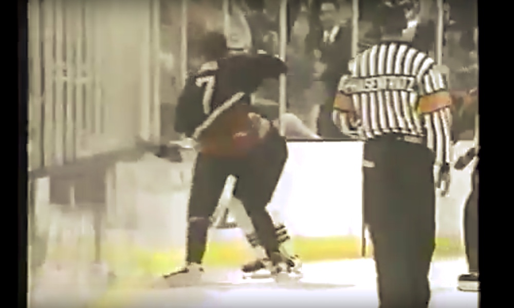 Nuori Zdeno Chara mätki Tony Mohagenin lähes tiedottomaksi pelatessaan ensimmäistä kauttaan WHL:ssä.