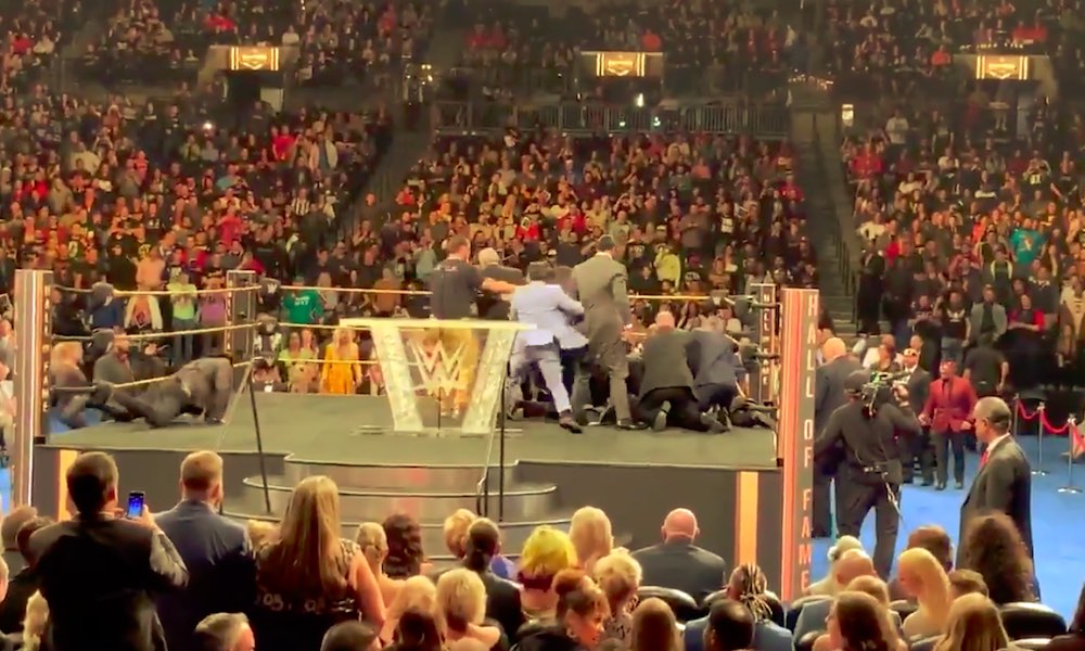 Fani hyökkäsi kesken Hall of Fame-puheen, jota oli pitämässä entinen WWE:n showpainija Bret Hart.