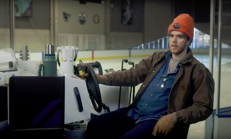 CCM ja hassutteleva Connor McDavid-mainos: Edmonton Oilersin supertähti näyttelee mainoksessa niin jääkoneen ajajaa, urkuria kuin myös luistinten teroittajaa.